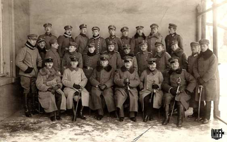 Dowództwo Polskiej Siły Zbrojnej (Polnische Wehrmacht) z gen. Hansem von Besselerem w pierwszym rzędzie w środku. Fot. Adam Dulęba, Warszawa, 1918.