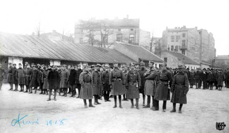 W koszarach przy Rajskiej - Krakowianie zgłaszający się do polskiego wojska.