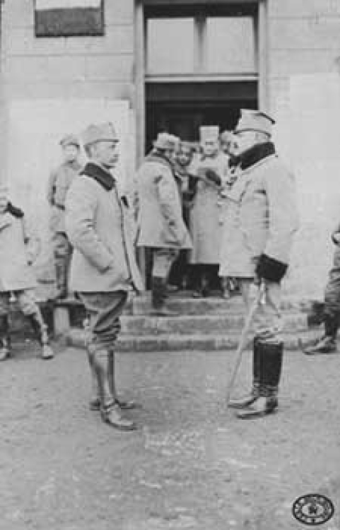 Szef Departamentu Wojskowego Naczelnego Komitetu Narodowego ppłk Władysław Sikorski rozmawia z oficerem przed budynkiem NKN. Luty, 1915 r.