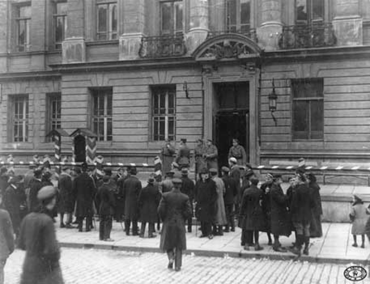 Objęcie gmachu Komendy Miasta przez batalion Polskiej Siły Zbrojnej. Pierwsze wystawienie warty – 10 listopada 1918 r.
