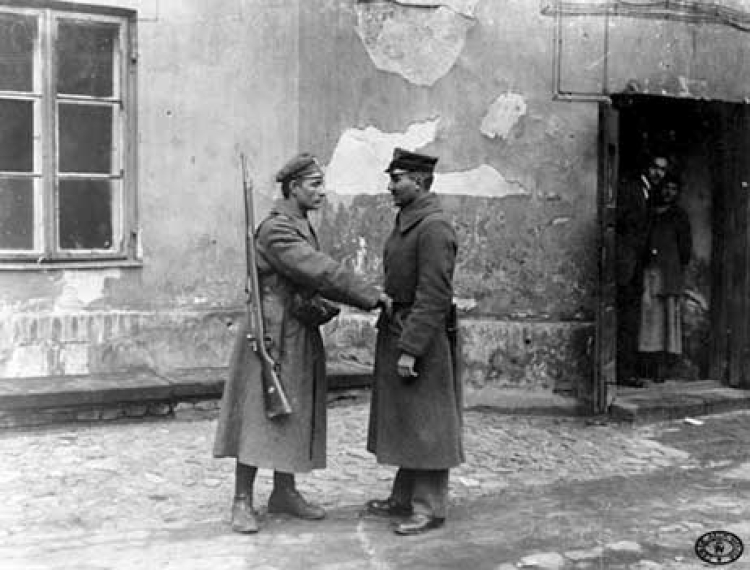Rozbrajanie żołnierza niemieckiego – 10 listopada 1918 r.