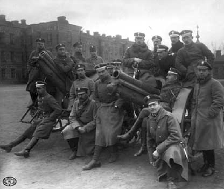 Grupa artylerzystów polskich po zajęciu koszar niemieckich – Warszawa, 10 listopada 1918 r.