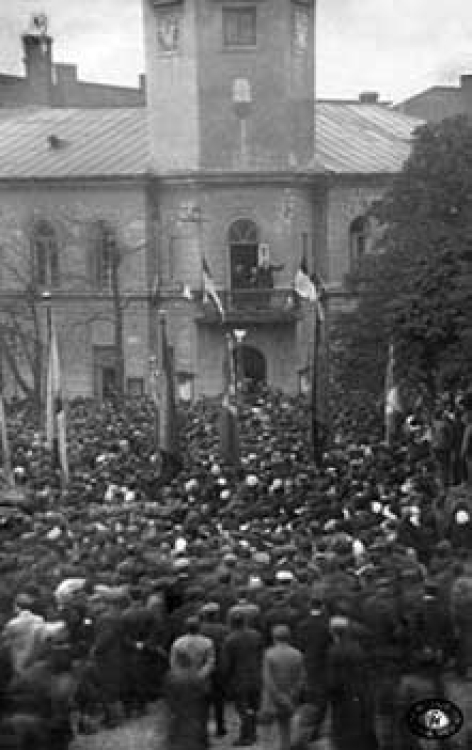 Ludność zgromadzona przed Ratuszem w Radomsku w dniu ogłoszenia niepodległości – Radomsko, listopad 1918 r.