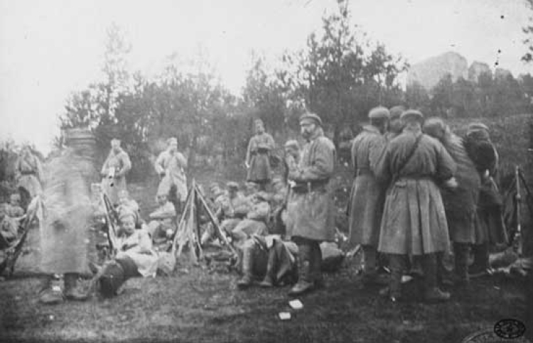 Żołnierze rezerwy 6 batalionu odpoczywają podczas przerwy w marszu. Krzywopłoty. Listopad, 1914 r.