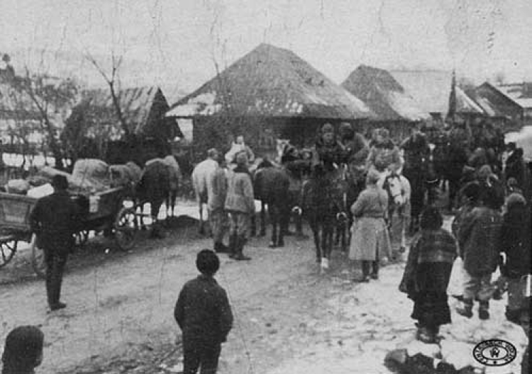 Kawalerzyści legionowi podczas postoju w miejscowości. Karpaty. Jesień, 1914 r.