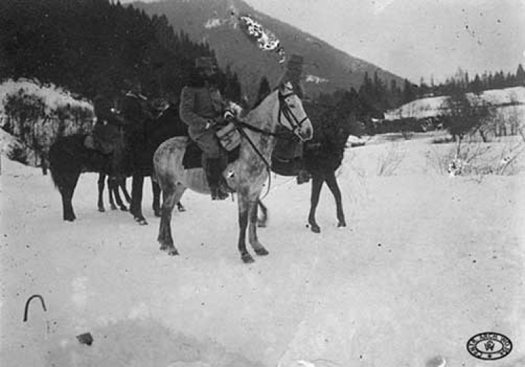 Kpt. Józef Haller (na siwym koniu) z oficerami obserwuje teren działań. Karpaty. Jesień, 1914 r.