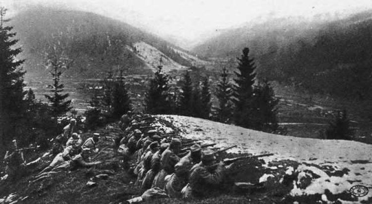 Żołnierze 2 Pułku Piechoty Legionów Polskich na stanowiskach bojowych przy drodze z Rafajłowej do Zielonej. Karpaty. 1914 r.