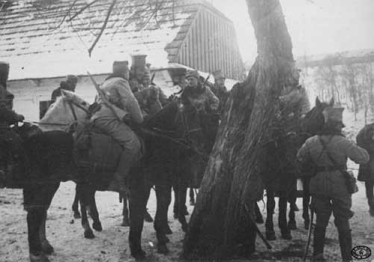 Legioniści z oddziału sztabowego 1 Dywizjonu Kawalerii Legionów Polskich czytają czasopismo. Pisarzowa. 7.07.1914 r.