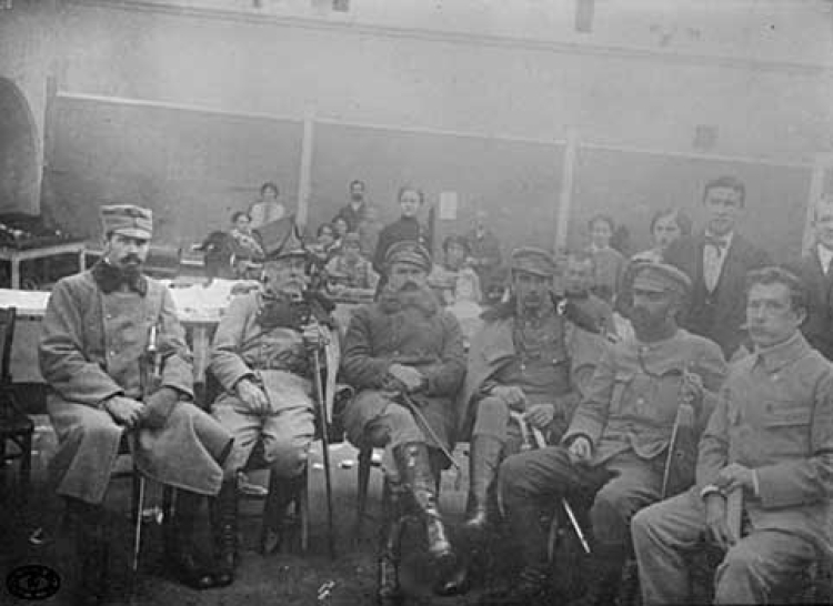 Pracownia intendentury legionowej. Siedzą od lewej: Wacław Sieroszewski (drugi), Józef Piłsudski, por. Tadeusz Kasprzycki, Walery Sławek, Tytus Czacki. Zakopane. 15.12.1914 r.
