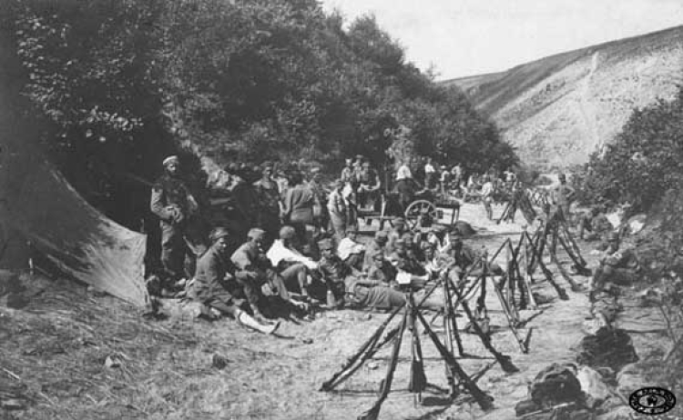 Żołnierze 5 batalionu I Brygady Legionów Polskich odpoczywają na drodze w wąwozie pod Konarami. Maj, 1915 r. Fot. CAW