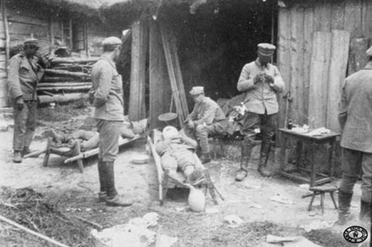 Legionowy punkt opatrunkowy I Brygady Legionów Polskich pod Konarami. Maj, 1915 r. Fot. CAW