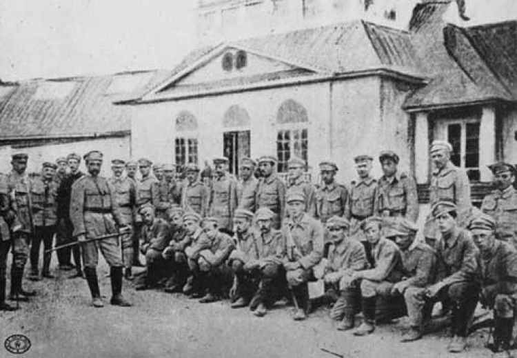 Grupa strzelców z Komendantem Józefem Piłsudskim w Oleandrach. Sierpień, 1914 r.