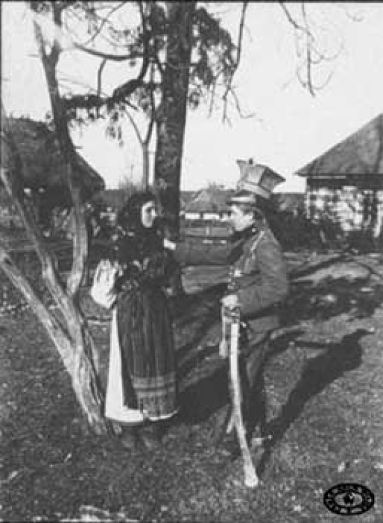 Ułan z 1 Pułku Ułanów Legionów Polskich rozmawia z dziewczyną. Werchy. Wiosna, 1916 r. Fot. CAW