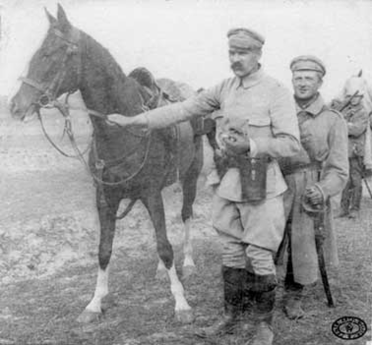 Komendant Józef Piłsudski z Kasztanką nad Nidą. Obok stoi ordynans Szymkiewicz. Wiosna, 1915 r.