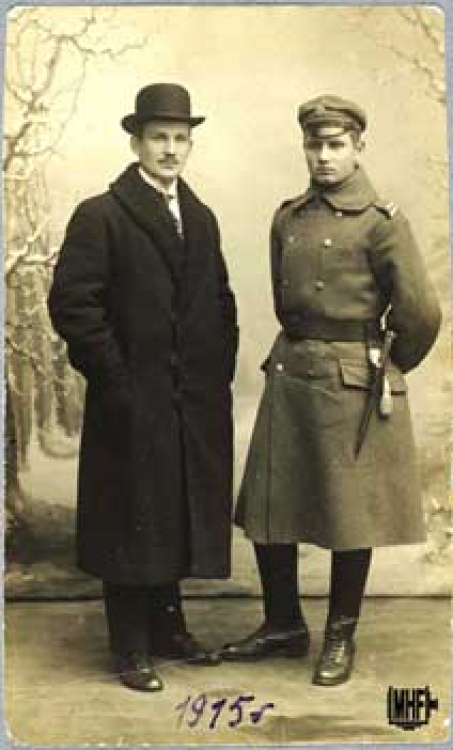 Legionista kapral Marian Hiller z bratem Romanem, fot. Wacław Wesołowski, Częstochowa; 1915.