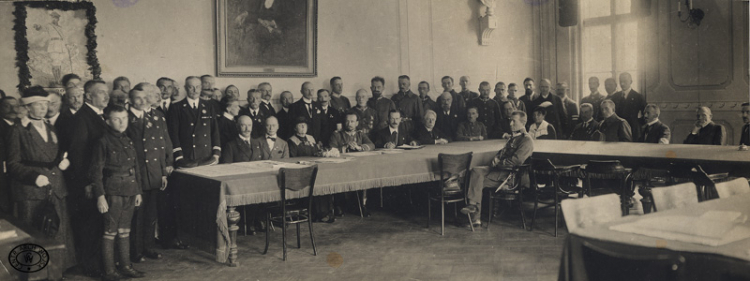 Posiedzenie Rady Obrony Państwa. Za stołem (czwarty od lewej) gen. Józef Haller. Warszawa 06.08.1920. Źródło: CAW