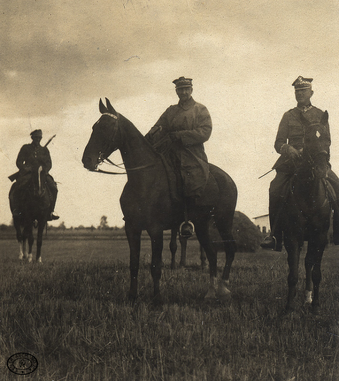 Gen. Tadeusz Rozwadowski podczas objazdu frontu pod Warszawą, 08.1920. Źródło: CAW
