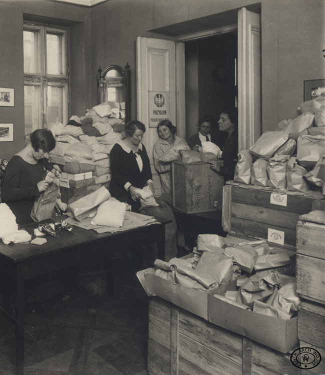 Członkinie Białego Krzyża przygotowują paczki dla żołnierzy. Warszawa, 1920. Źródło: CAW
