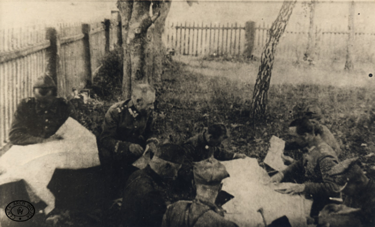 Gen. Lucjan Żeligowski, dowódca 10 Dywizji Piechoty ustala plan działania, 1920. Źródło: CAW