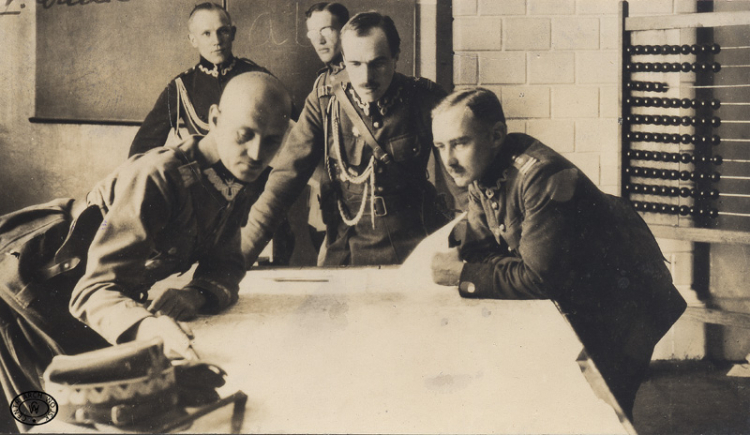 Narada sztab 5 Armii. Pierwszy od lewej: gen. Władysław Sikorski, 13.08.1920