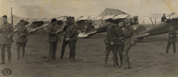 Piloci 13 Eskadry Myśliwskiej przy samolotach typu Albatros DIII i Fokker DVII w Siekierkach, 08.1920.