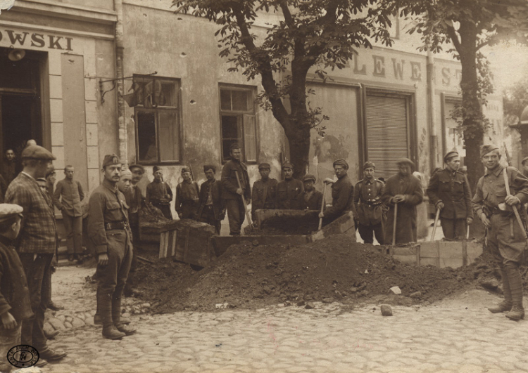 Przekopy uliczne i nasypy wzniesione przez obrońców Płocka, 18.08.1920.