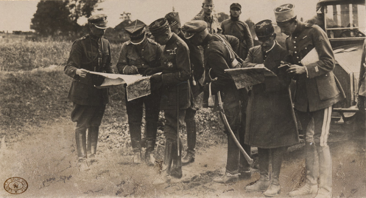 Gen. Leonard Skierski informuje oficerów francuskich o przebiegu działań. Okolice Łomży 17.08.1920.
