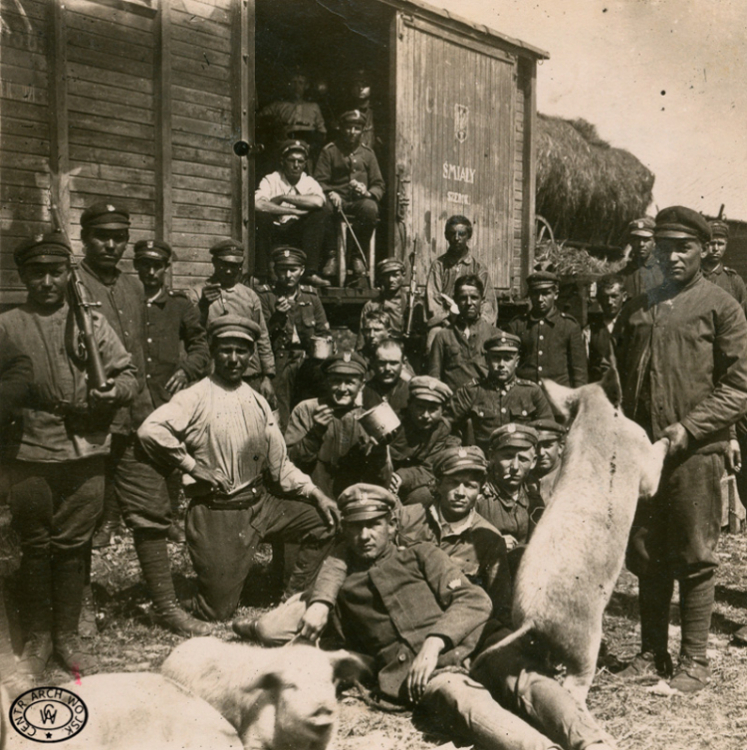Postój 5 pułku Piechoty Legionów na stacji kolejowej w czasie wyprawy kijowskiej. 04.1920. Źródło: CAW