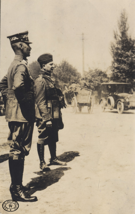 Gen. Władysław Sikorski obserwuje przemarsz dywizji ochotniczej.Nasielsk, 19.08.1920.