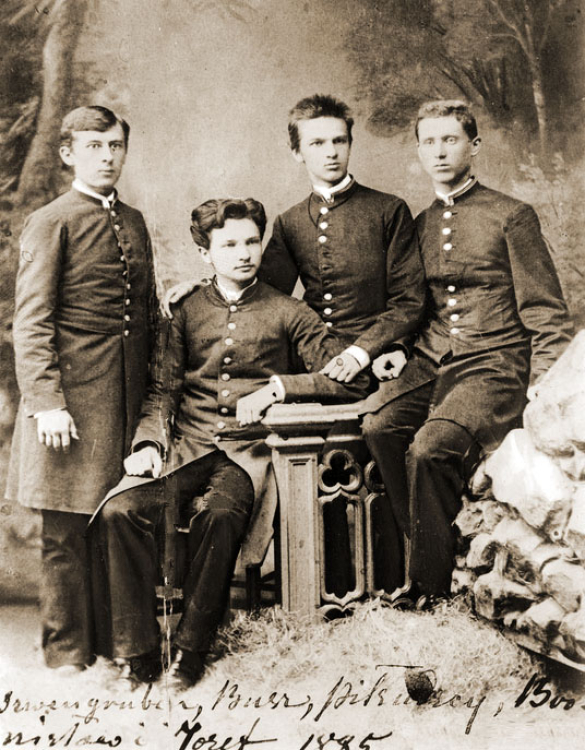 Bronisław Piłsudski (2. od lewej) i Józef Piłsudski (3.), 1885. Kółko samokształceniowe Spójnia w gimnazjum wileńskim. Źródło: Wikipedia