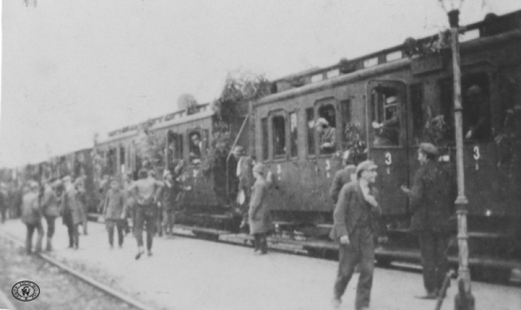 Udekorowany pociąg przewożący powstańców z granicy polskiej na teren	Górnego Śląska.