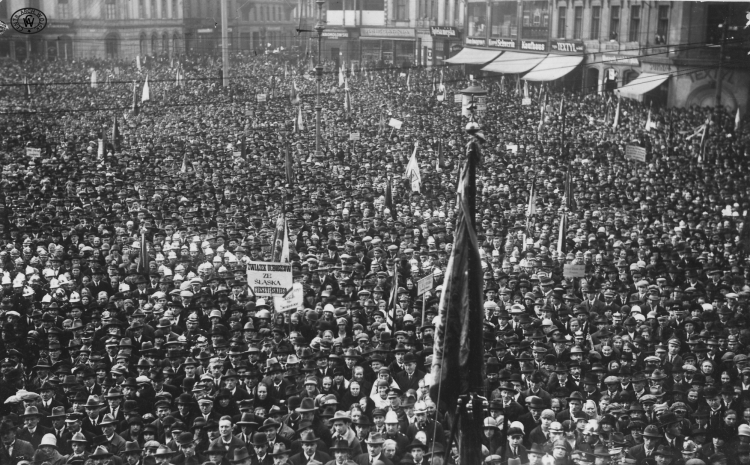 Manifestacja ludności śląskiej na rzecz Polski w związku z przybyciem koalicjantów. Katowice, 1921 r.