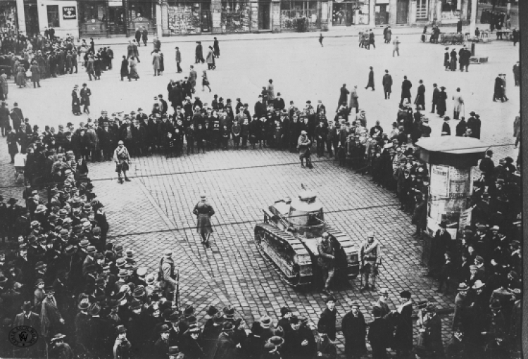 Czołg francuski na rynku w Katowicach w dniu głosowania plebiscytowego.	20.03.1921 r.
