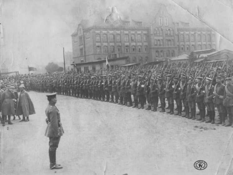 Oddział powstańczy na ulicach Królewskiej Huty po powrocie z walk.	1921 r.