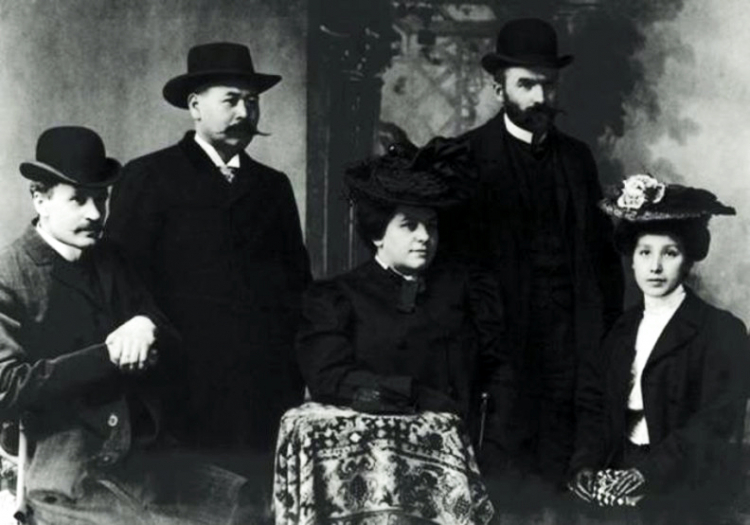 Ignacy Mościcki, Józef Piłsudski, Maria Piłsudska (siedzi w środku) i NN przedstawiciel Japonii z żoną. Berno 1904, przed wyjazdem Piłsudskiego do Japonii. Źródło: Wikipedia