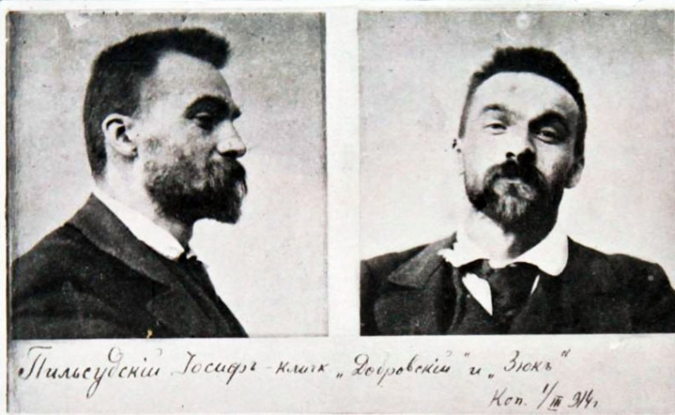 Piłsudski po aresztowaniu przez Ochranę 1900. Źródło: Wikipedia