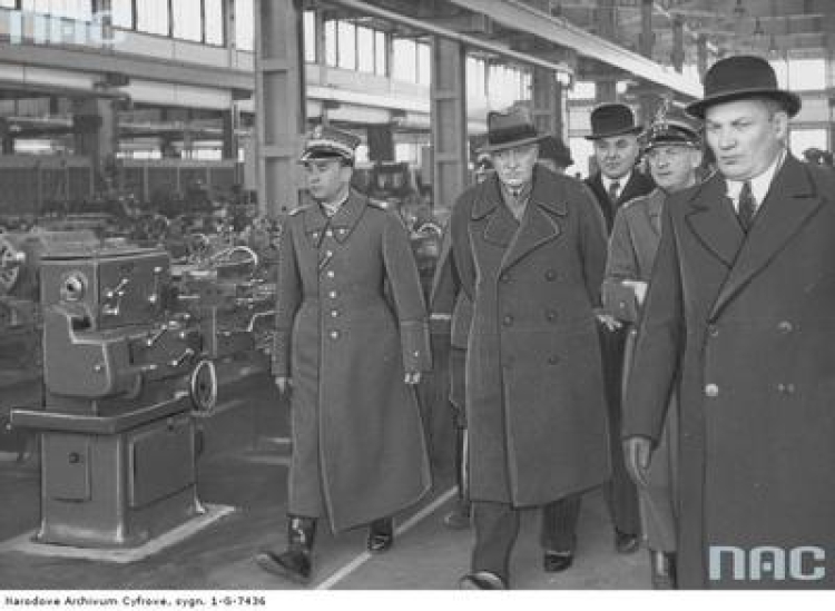 Prezydent RP Ignacy Mościcki (2. z lewej) w czasie zwiedzania jednej z hal fabrycznych. Widoczny m.in. generał Tadeusz Kasprzycki (1. z lewej).