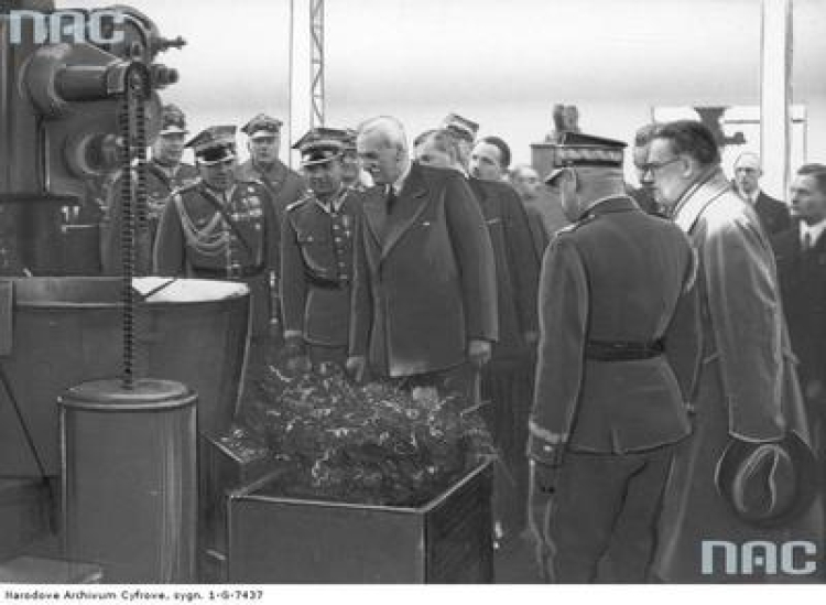 Prezydent RP Ignacy Mościcki podczas zwiedzania jednej z hal fabrycznych. Widoczny m.in. generał Tadeusz Kasprzycki.