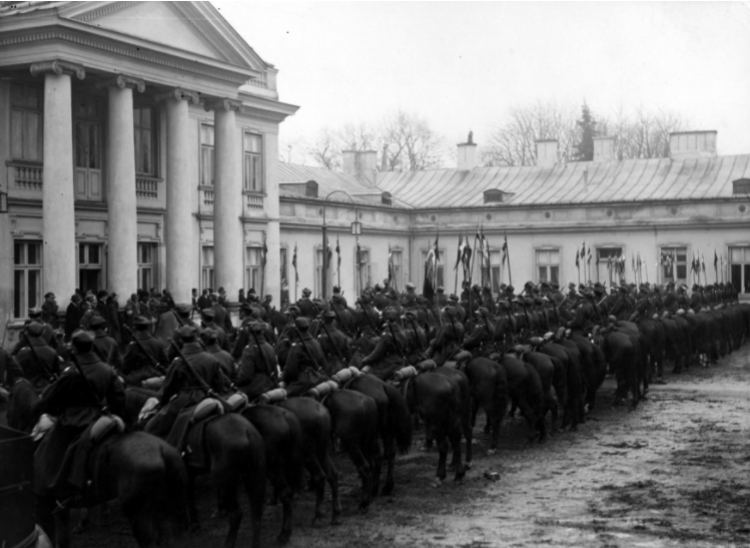 Delegacja strzelców konnych na dziedzińcu Belwederu podczas składania życzeń imieninowych Józefowi Piłsudskiemu, 19.03.1930. Źródło: NAC