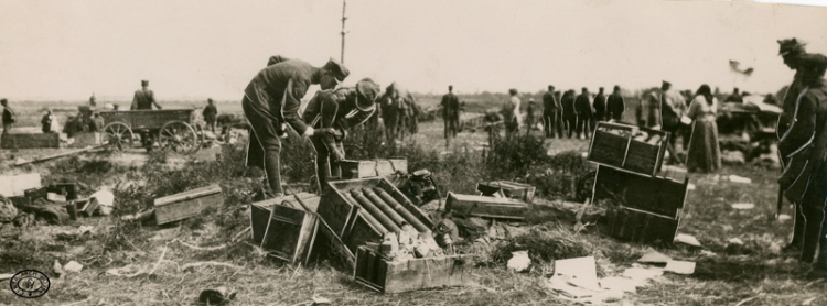 Porzucona przez bolszewików na polu pod Lidą amunicja i tabory, 09.1920