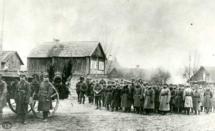 Dowództwo 2 Armii na pogrzebie poległych w walkach z bolszewikami. Lidza, 09.1920 r.