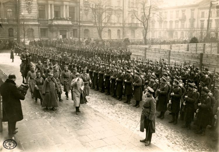 Członkowie Kapituły orderu Virtuti Militari z Józefem Piłsudskim. Warszawa,22.01.1920