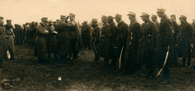 Gen. Haller dekoruje orderem Virtuti Militari oficerów i żołnierzy 2 Pułk Ułanów Grochowskich, 10.1920 r.