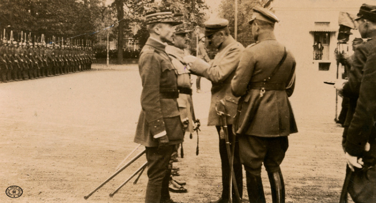 Piłsudski dekoruje oficerów francuskich Krzyżami Srebrnymi orderu Virtuti Militari. Warszawa, 11.11.1920 r.