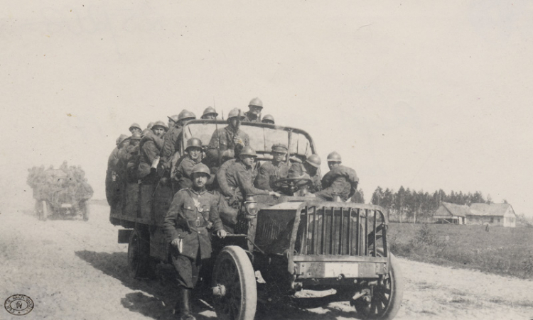 Żołnierze 1 Pułku Piechoty Legionów podczas zagonu samochodowego na Żytomierz. 04. 1920. Źródło: CAW