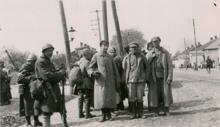Bolszewiccy jeńcy wzięci do niewoli w Żytomierzu. 04.1920. Źródło: CAW