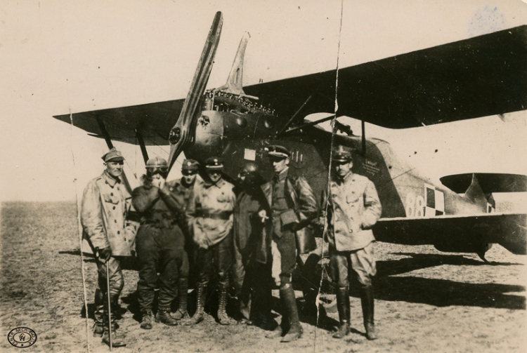 Personel 9 Eskadry Lotniczej na lotnisku w Połonnem w czasie wyprawy kijowskiej. 04. 1920. Źródło: CAW