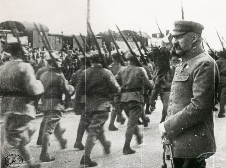 Oddziały wyruszające na front defilują przed Naczelnym Wodzem J. Piłsudskim. 04.1920. Źródło: CAW