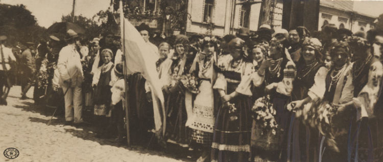 Kijów - organizacje ukraińskie oczekują na przyjazd atamana S. Petlury. 10.05.1920. Źródło: CAW