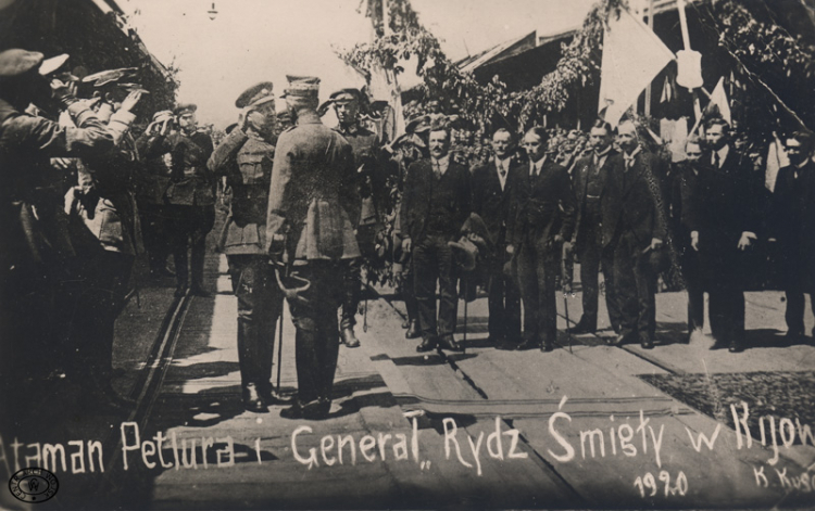 Powitanie na dworcu w Kijowie atamana S. Petlury przez gen. E. Śmigłego-Rydza. 10.05.1920. Źródło: CAW